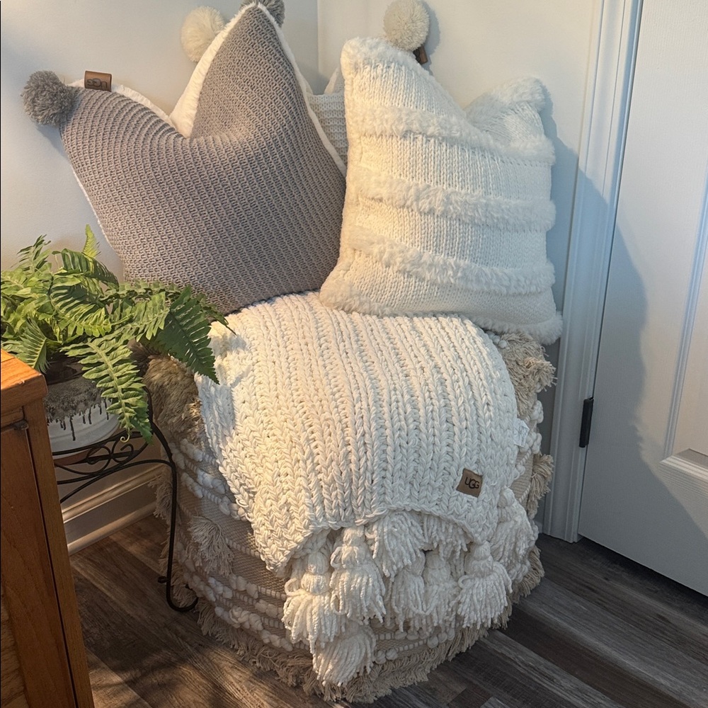 UGG RARE IVORY BRAIDED KNIT THROW - Picture 2 of 16